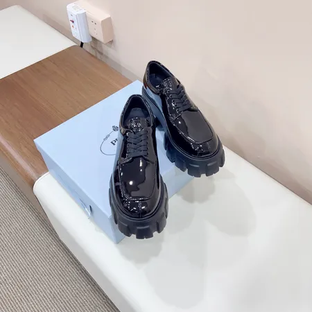 プラダ カジュアルシューズ