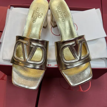 ヴァレンティノ サンダル