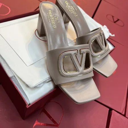 ヴァレンティノ サンダル