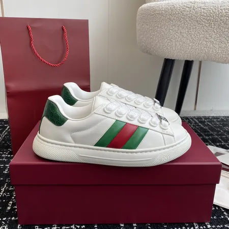 グッチ カジュアルシューズ