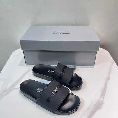 バレンシアガ スリッパ