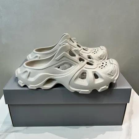 バレンシアガ スリッパ