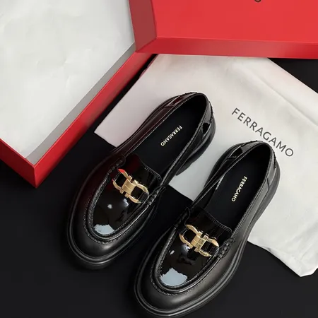 フェラガモ カジュアルシューズ