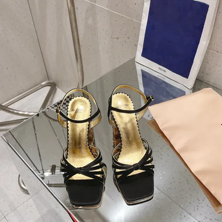 ヴァレンティノ サンダル