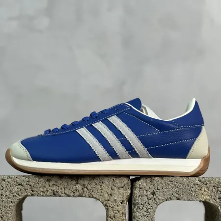 アディダス スニーカー