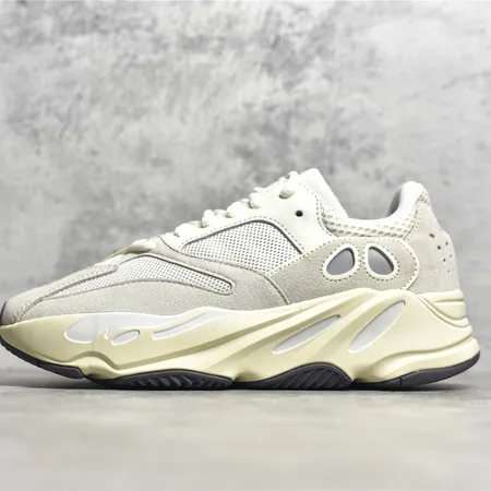 アディダス スニーカー