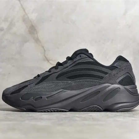 アディダス スニーカー