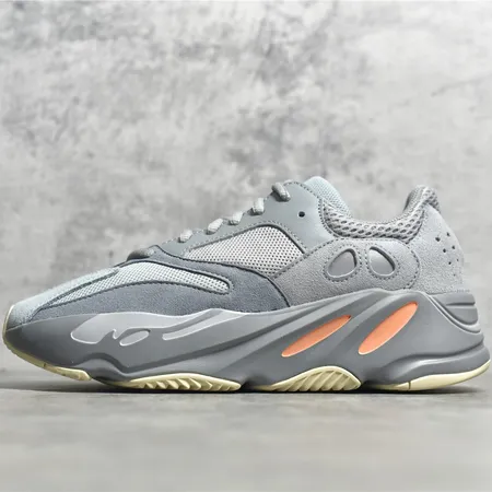 アディダス スニーカー