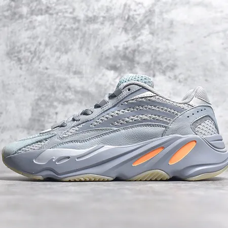 アディダス スニーカー