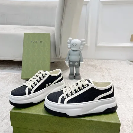 グッチ カジュアルシューズ