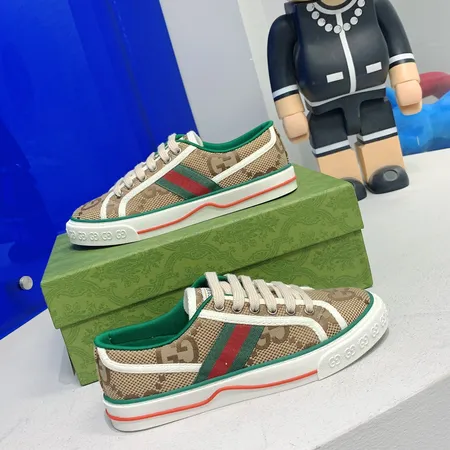 グッチ カジュアルシューズ