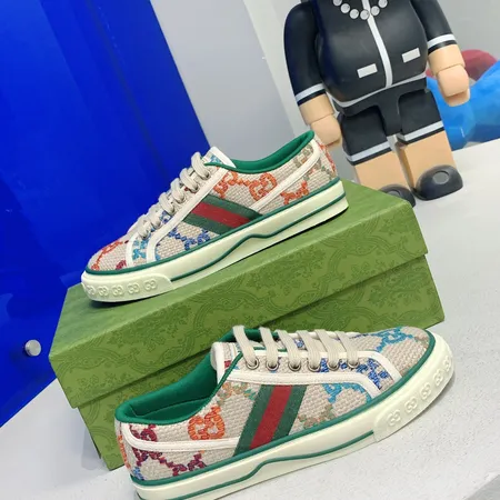 グッチ カジュアルシューズ