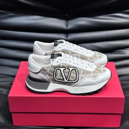 ヴァレンティノ スニーカー