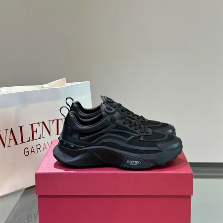 ヴァレンティノ スニーカー