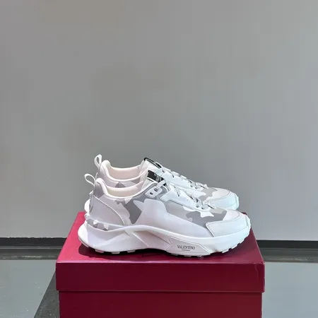 ヴァレンティノ スニーカー