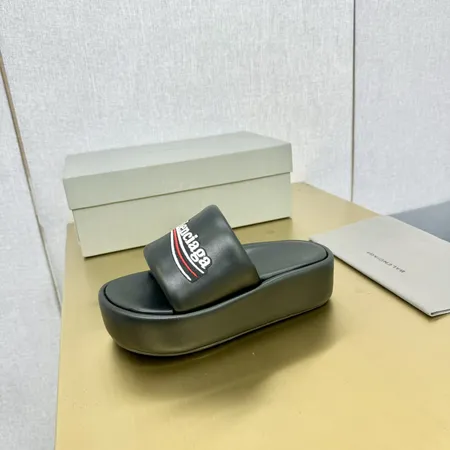 バレンシアガ スリッパ