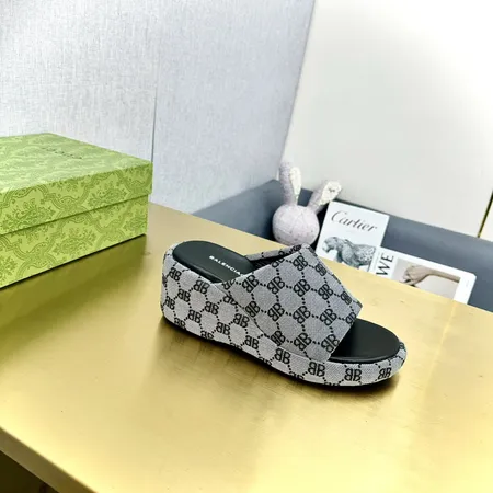 バレンシアガ スリッパ