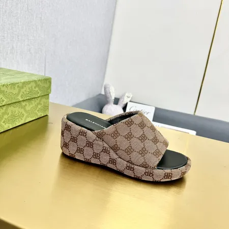 バレンシアガ スリッパ