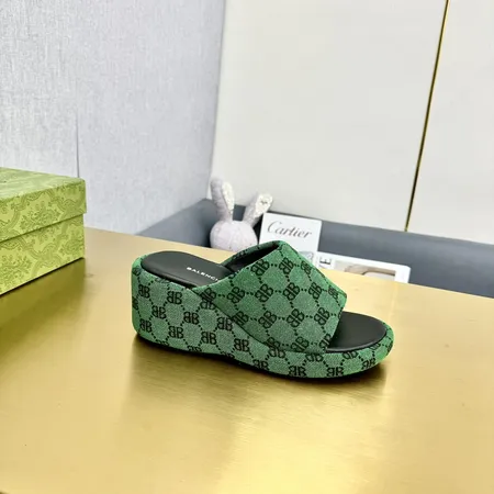 バレンシアガ スリッパ