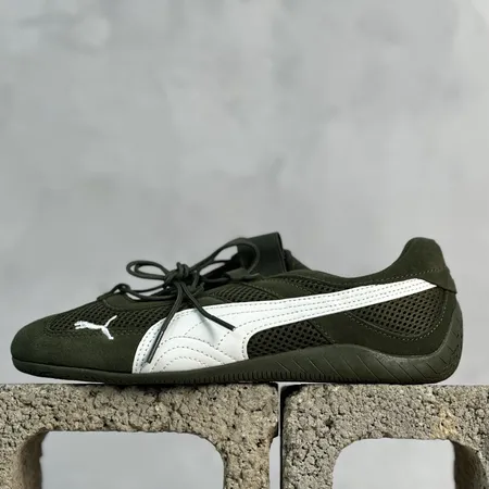 プーマ スニーカー