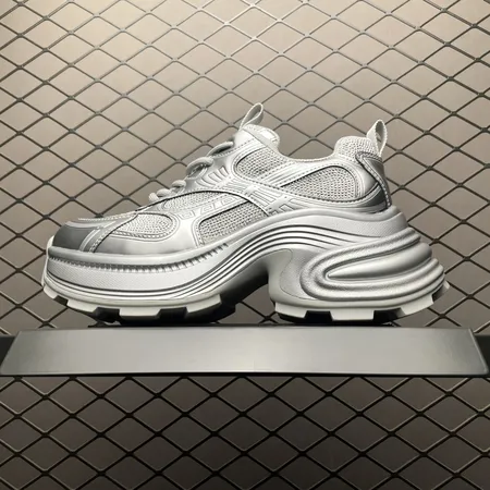 アディダス スニーカー