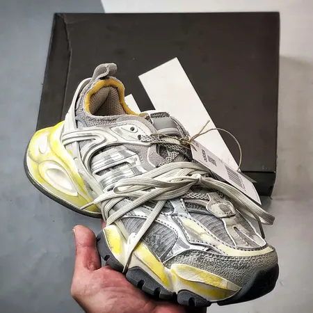 アディダス スニーカー