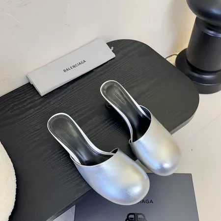 バレンシアガ スリッパ