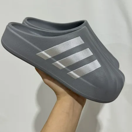 アディダス スリッパ