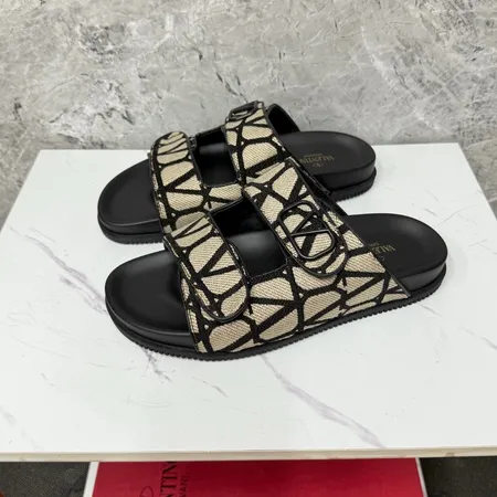 ヴァレンティノ スリッパ