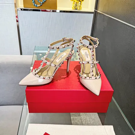 ヴァレンティノ サンダル