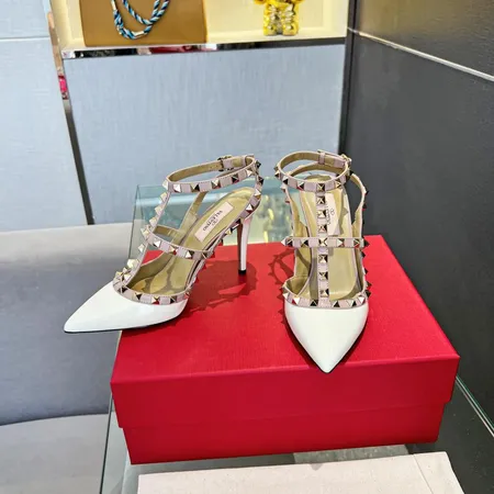 ヴァレンティノ サンダル