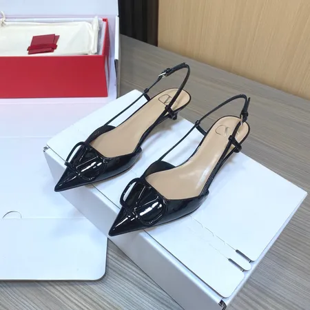 ヴァレンティノ サンダル