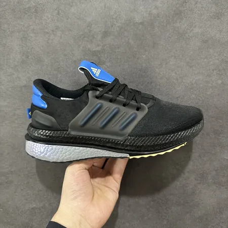 アディダス スニーカー