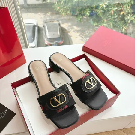 ヴァレンティノ サンダル