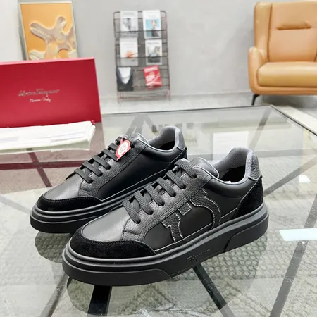 フェラガモ カジュアルシューズ