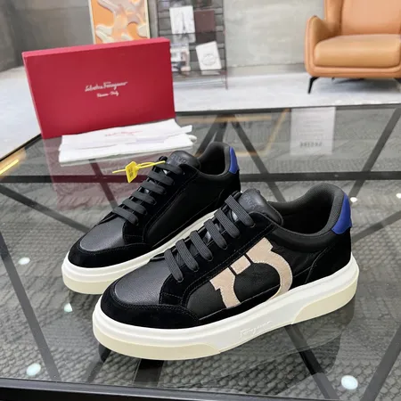 フェラガモ カジュアルシューズ