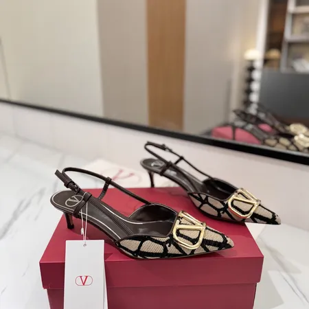 ヴァレンティノ サンダル