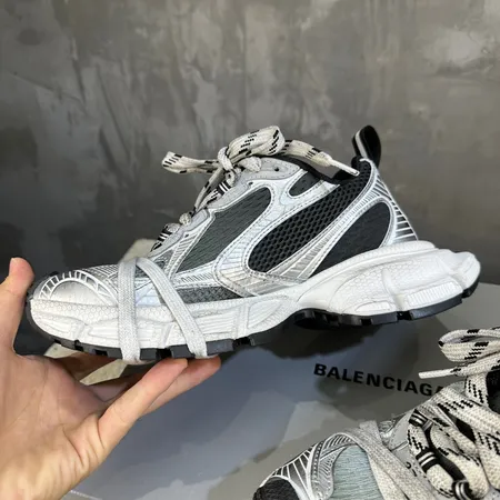 バレンシアガ スニーカー