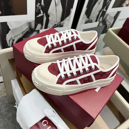 グッチ カジュアルシューズ