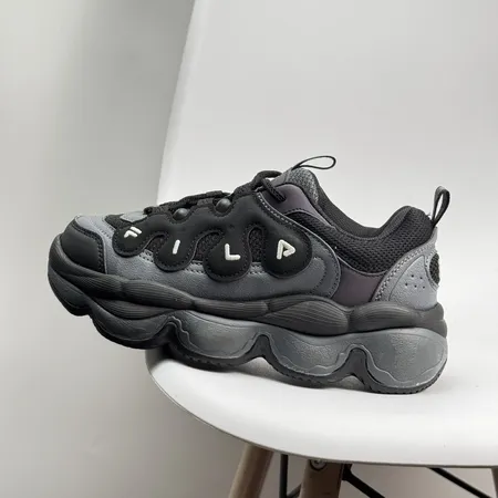 フィラ スニーカー
