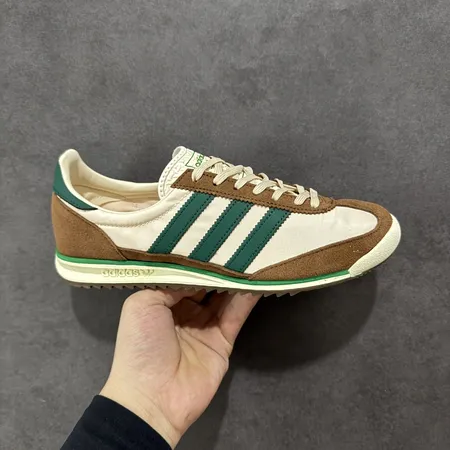 アディダス スニーカー