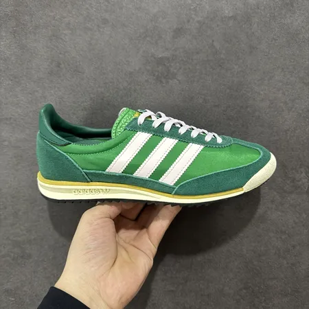 アディダス スニーカー