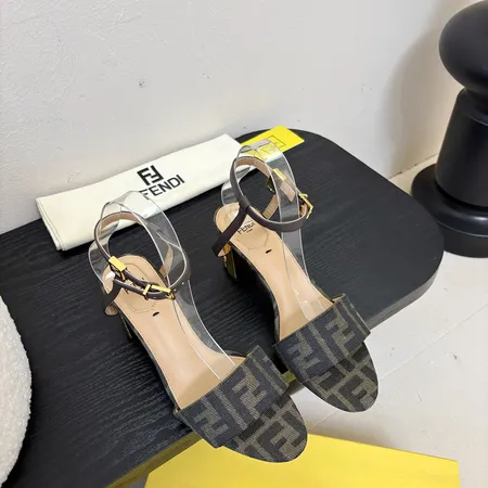 フェンディ サンダル
