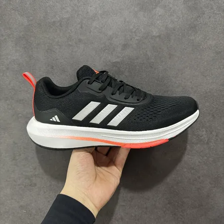 アディダス スニーカー