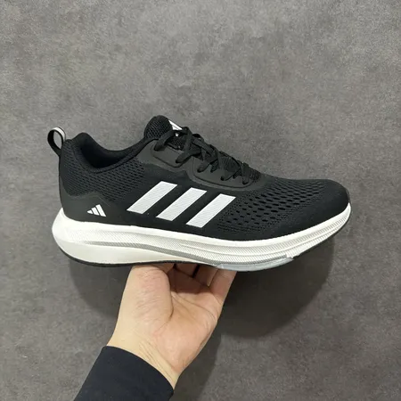 アディダス スニーカー