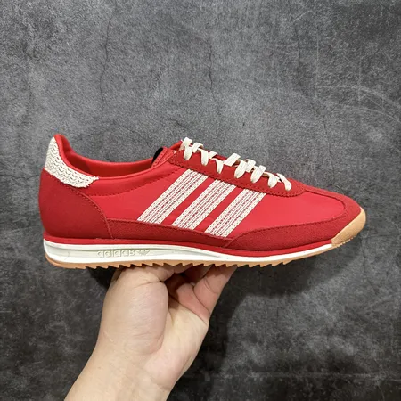 アディダス スニーカー