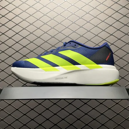 アディダス スニーカー