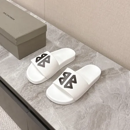 バレンシアガ スリッパ