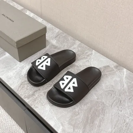 バレンシアガ スリッパ