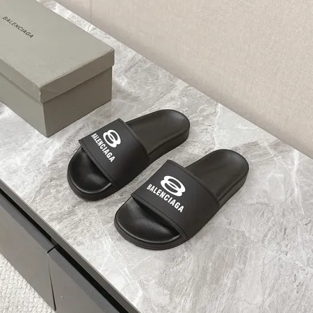 バレンシアガ スリッパ